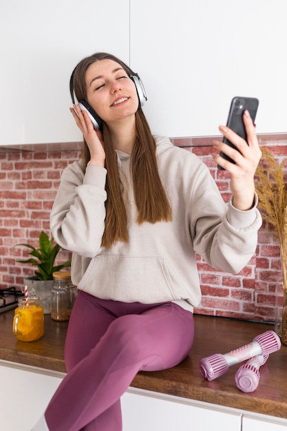 Mujer de tiro medio con auriculares