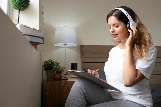 Mujer de tiro medio con auriculares