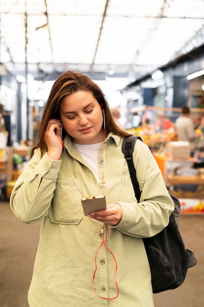 Foto gratuita mujer de tiro medio con auriculares