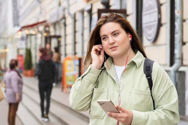 Mujer de tiro medio con auriculares