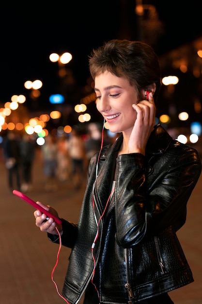 Foto gratuita mujer de tiro medio con auriculares