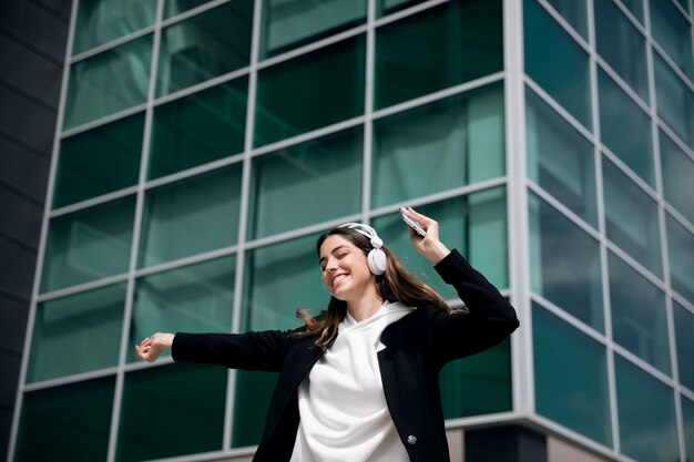 Mujer de tiro medio con auriculares