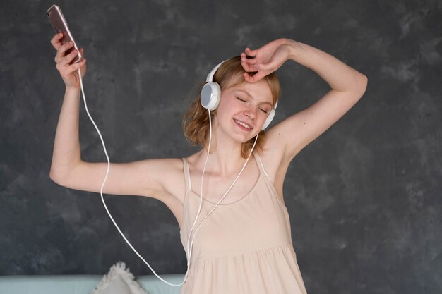 Mujer de tiro medio con auriculares