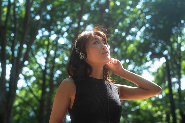 Mujer de tiro medio con auriculares