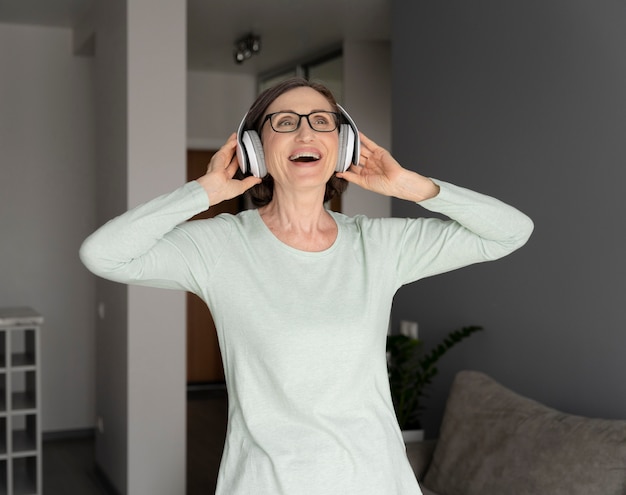 Foto gratuita mujer de tiro medio con auriculares