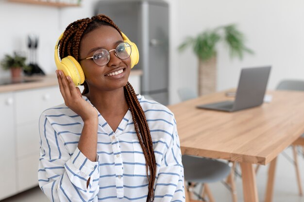 Mujer de tiro medio con auriculares