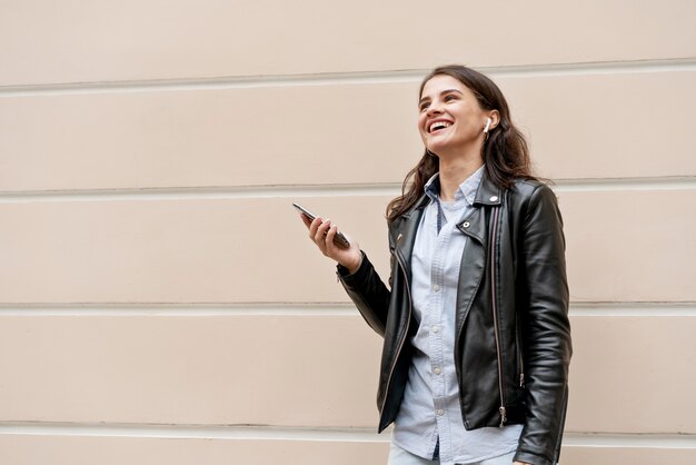 Mujer de tiro medio con auriculares