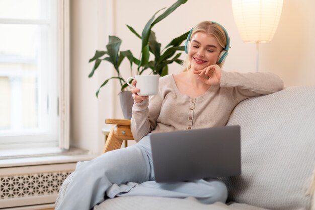 Mujer de tiro medio con auriculares