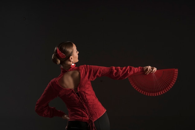 Foto gratuita mujer de tiro medio bailando con abanico