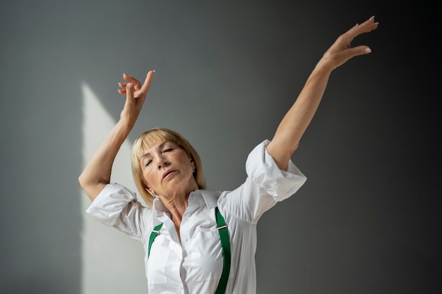 Mujer de tiro medio bailando