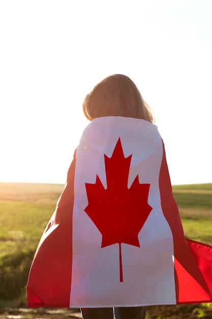 Foto gratuita mujer de tiro medio con bandera canadiense