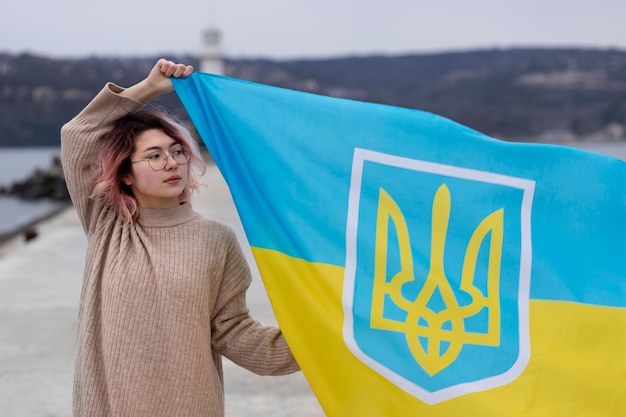 Foto gratuita mujer de tiro medio con bandera