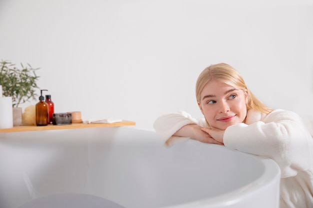 Mujer de tiro medio en el baño.