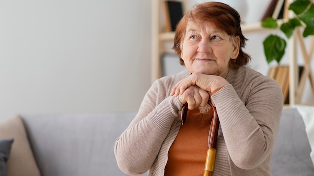 Foto gratuita mujer de tiro medio con bastón