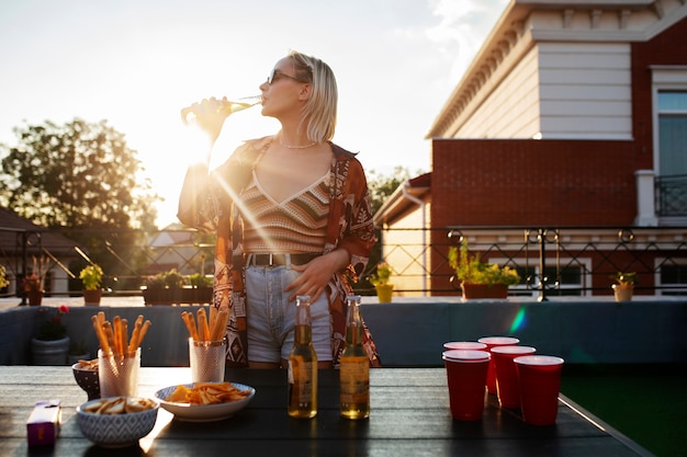 Mujer de tiro medio bebiendo cerveza