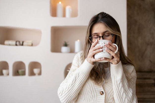 Foto gratuita mujer de tiro medio bebiendo de una taza