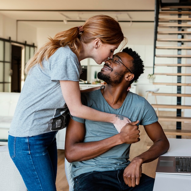 Foto gratuita mujer de tiro medio besando a hombre