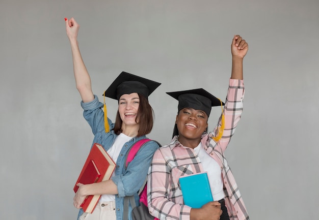 Mujer de tiro medio con birretes de graduación