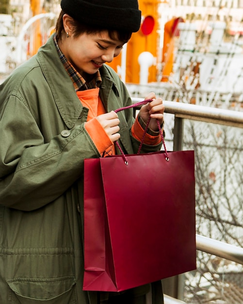 Mujer de tiro medio con bolsa de compras