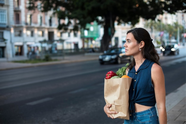 Foto gratuita mujer de tiro medio con bolsa de papel