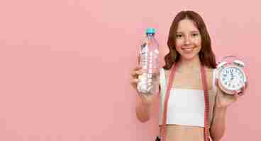 Foto gratuita mujer de tiro medio con botella y reloj