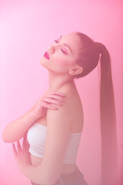 Mujer de tiro medio con cabello largo.