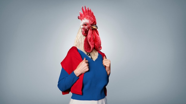 Mujer de tiro medio con cabeza de pollo