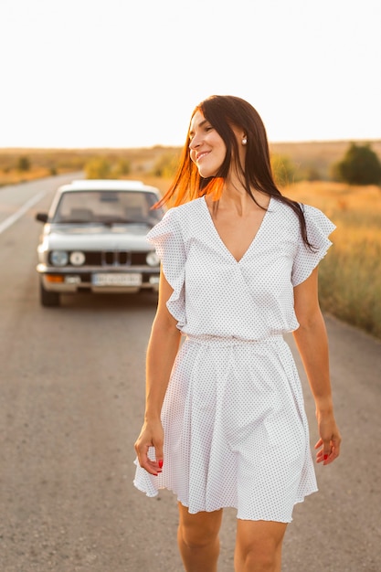 Foto gratuita mujer de tiro medio caminando en la calle