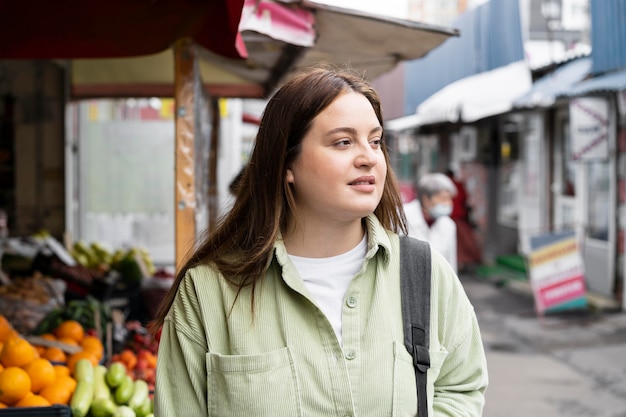 Mujer de tiro medio caminando