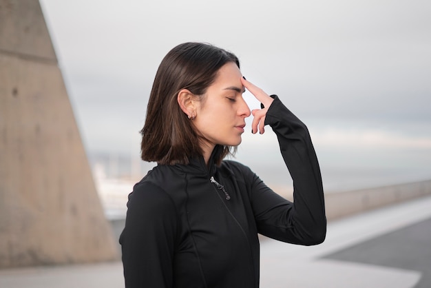 Mujer de tiro medio con camisa deportiva