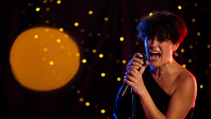 Foto gratuito mujer de tiro medio cantando