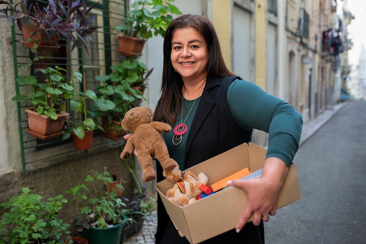 Foto gratuito mujer de tiro medio cargando caja con mercancías.