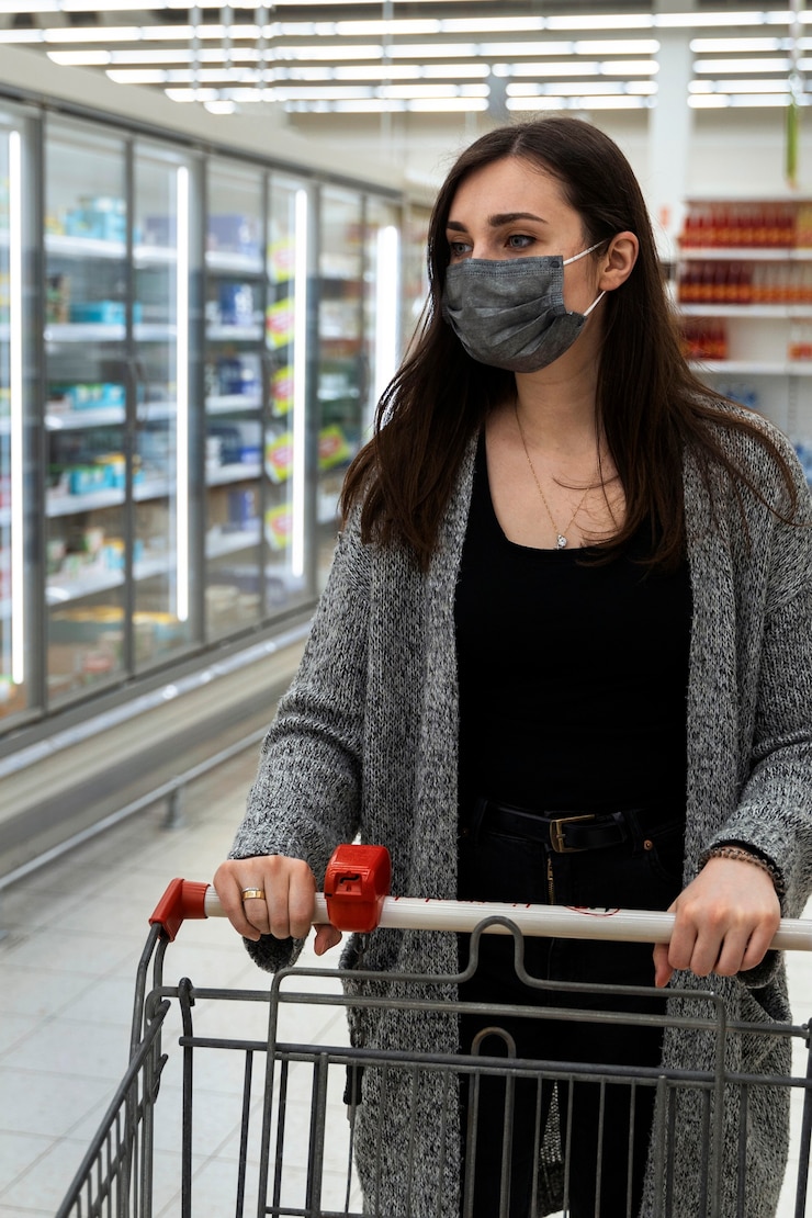 Foto gratuito mujer de tiro medio con carrito de compras