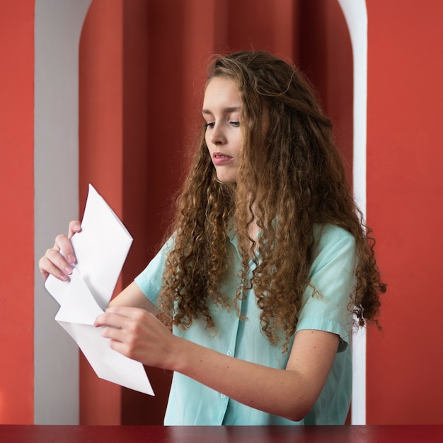 Foto gratuita mujer de tiro medio con carta