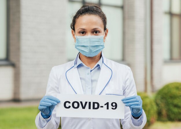 Mujer de tiro medio con cartel de covid