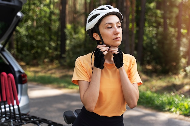 Mujer de tiro medio con casco