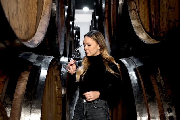 Mujer de tiro medio catando vino