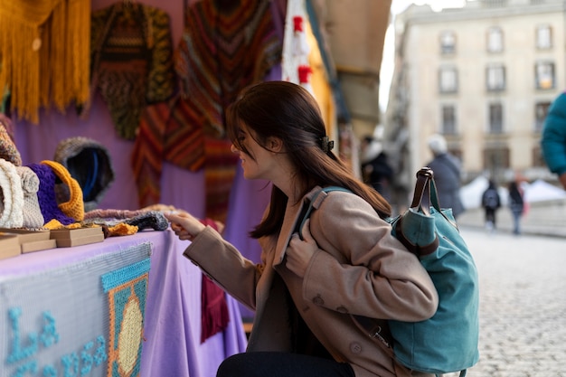 Mujer de tiro medio en la ciudad