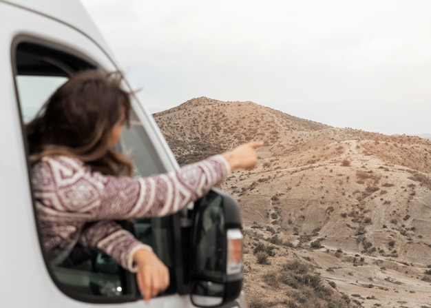 Mujer de tiro medio en coche