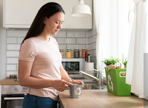 Mujer de tiro medio con cocina