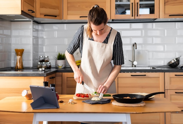 Mujer de tiro medio cocinando en casa