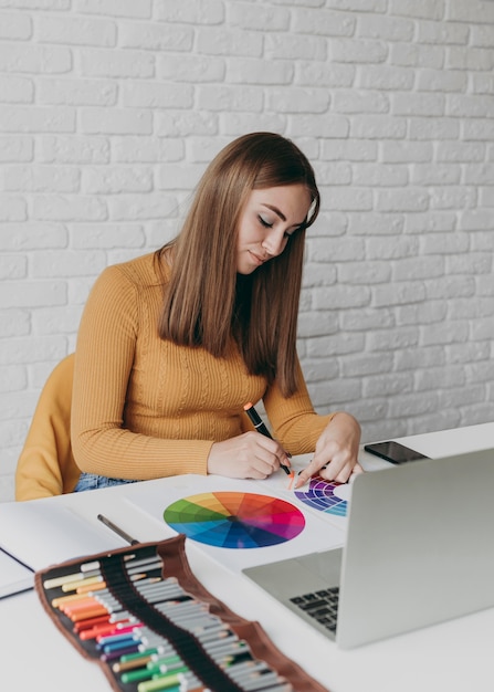 Mujer de tiro medio para colorear