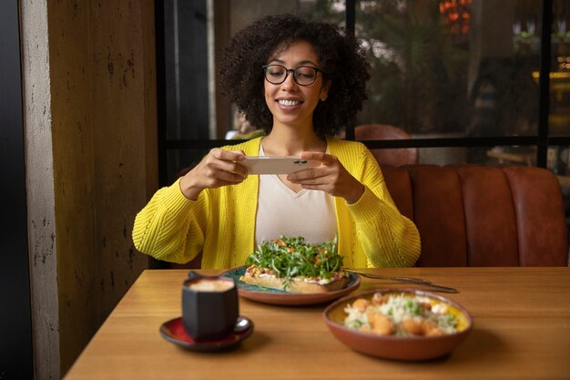 Mujer de tiro medio con comida deliciosa