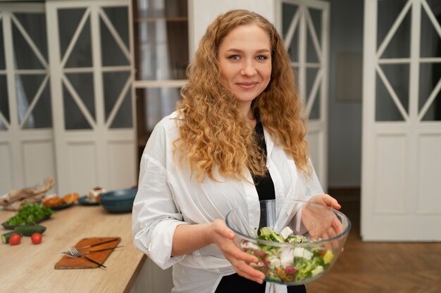 Mujer de tiro medio con comida deliciosa