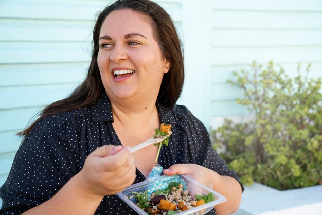 Mujer de tiro medio con comida deliciosa