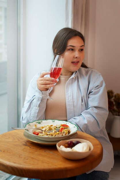 Mujer de tiro medio con comida deliciosa