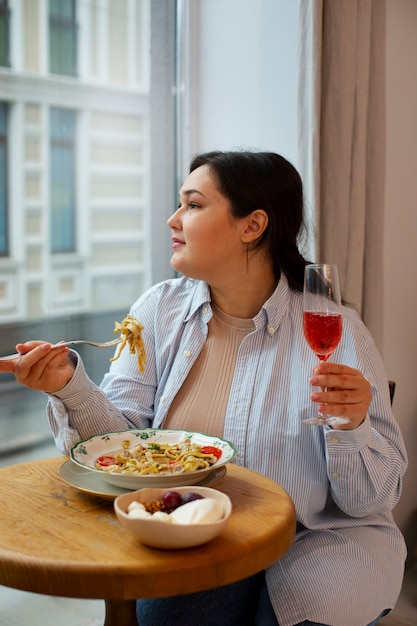 Foto gratuita mujer de tiro medio con comida deliciosa