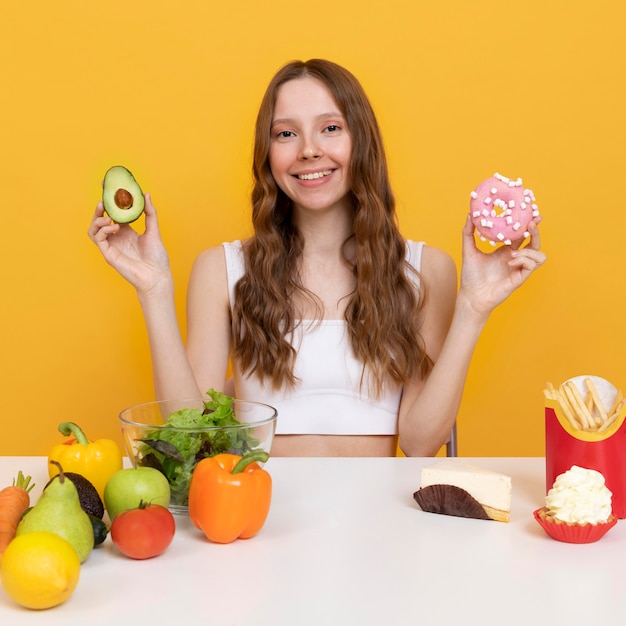 Mujer de tiro medio con comida sabrosa