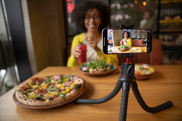 Mujer de tiro medio con comida