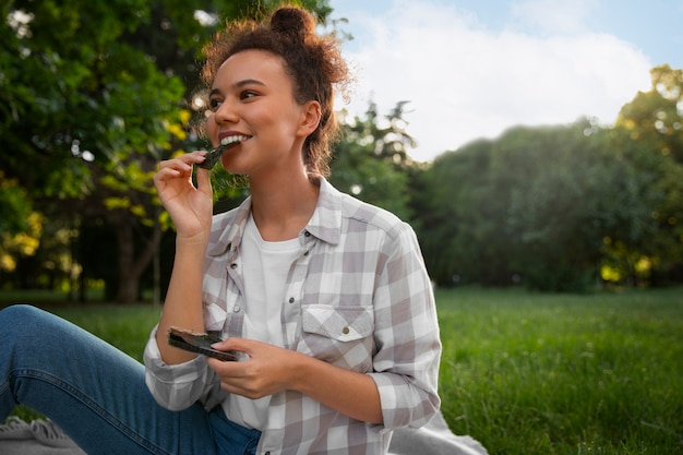 Foto gratuita mujer de tiro medio comiendo bocadillos de algas